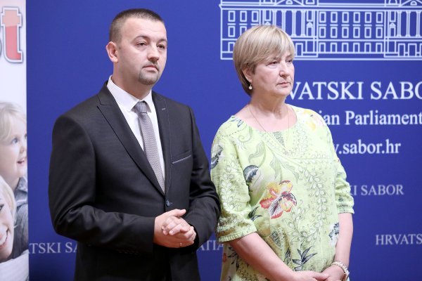 Marijan Pavliček i Ruža Tomašić 2018. na potpisivanju deklaracije o političkoj suradnji HRAST-a i HKS-a