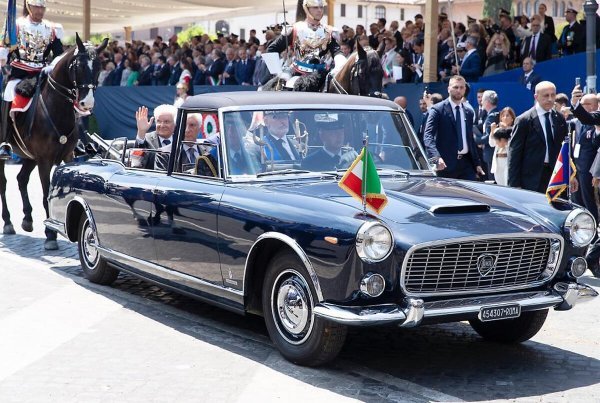 Predsjednik Talijanske Republike u predsjedničkoj Lanciji Flaminiji iz 1961.