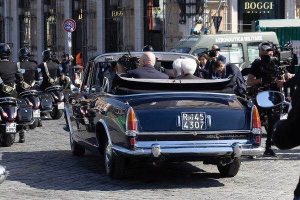 Predsjednik Talijanske Republike u predsjedničkoj Lanciji Flaminiji iz 1961.