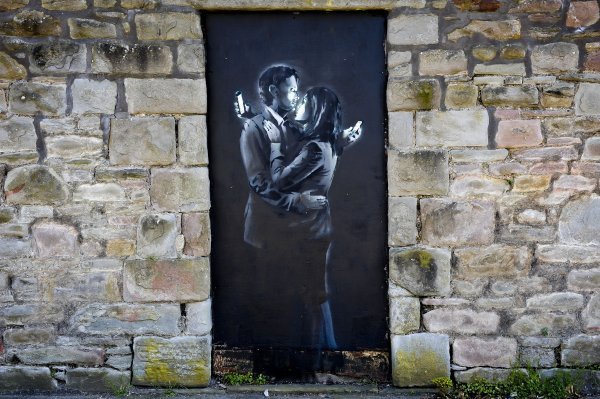 Banksy: 'Mobile Lovers'