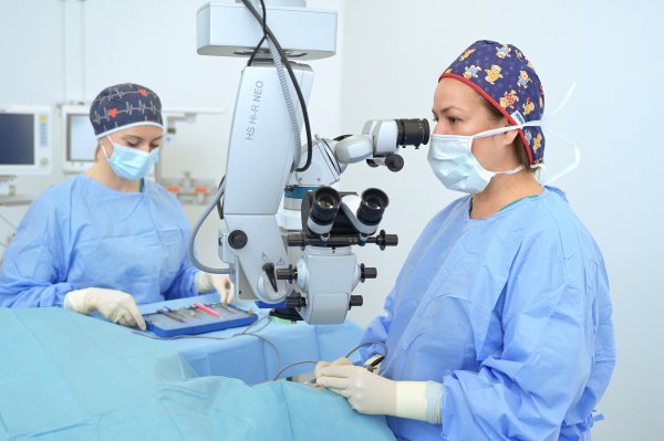 Prof. Iva Dekaris također operira mrene u Poliklinici Bilić Vision. Ima iskustvo od preko 20 godina kirurškog rada i više od 20.000 operacija oka, operacije mrene, transplantacija rožnice i korekcija refraktivnih grešaka ugradnjom premium intraokuralnih leća.