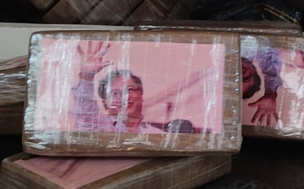 Na fotografijama paketa s drogom nije Vučić, nego kolumbijski predsjednik