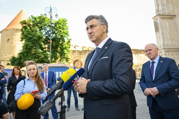 Premijer Plenković se sastao sa zagrebačkim nadbiskupom Draženom Kutlešom i obišao katedralu