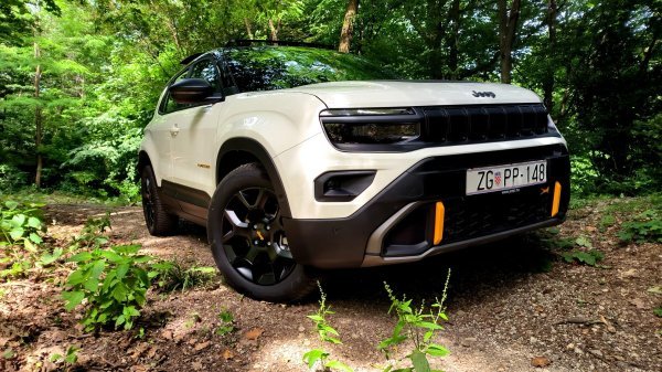 Jeep na planinarskoj avanturi Highlander