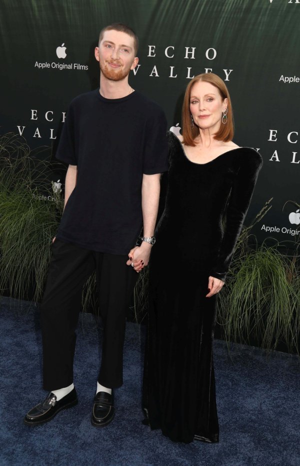 Caleb Freundlich i Julianne Moore