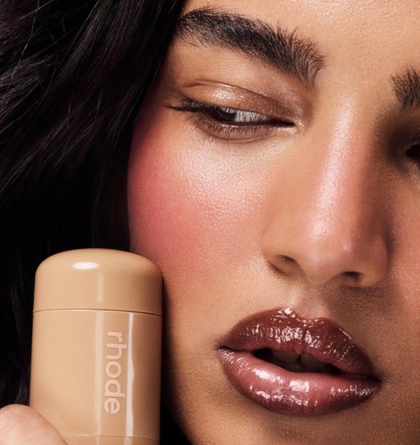Hailey Bieber je godinama prije službenog lansiranja brenda dijelila svoje skincare rutine, proizvode koje koristi i beauty savjete