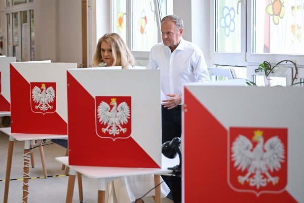 Donald Tusk sa suprugom na biralištu - njegov kandidat nije se baš dobro proveo