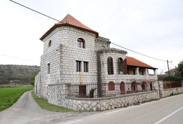 Rodna kuća kipara Ivana Meštrovića u Otavicama kod Drniša sada je - obiteljska kuća