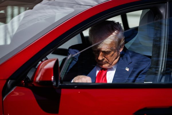 Donald Trump kupio auto Teslu