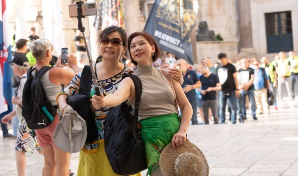 Molitelji i turisti u Splitu