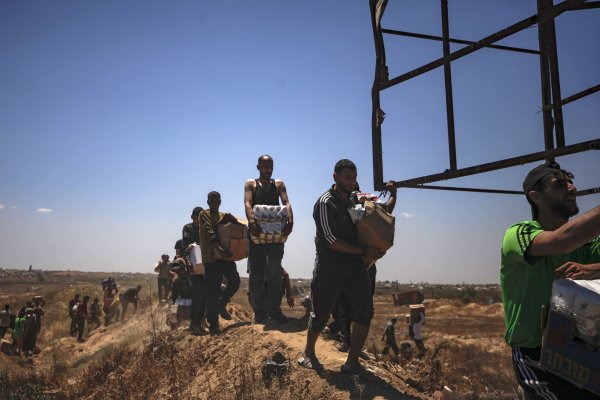 Palestinci nose humanitarnu pomoć kroz tzv. koridor Netzarim u središnjem dijelu Pojasa Gaze