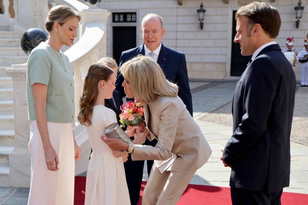Princeza Gabriella je Brigitte Macron uručila buket cvijeća
