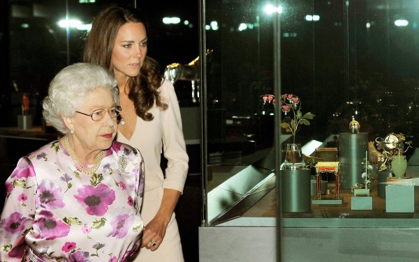 Kraljica Elizabeta i Kate Middleton