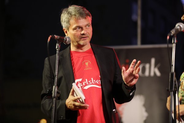 Katastrofe su knjiga koja "nije trebala biti napisana", a dogodila se stihijski, iz potrebe da zapiše ono što ga duboko zaokuplja