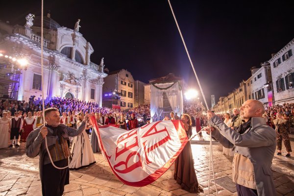 76. DLJI bit će svečano otvorene tradicionalnim podizanjem zastave Libertas uz stihove Gundulićeve Himne slobodi, 10. srpnja ispred crkve sv. Vlaha