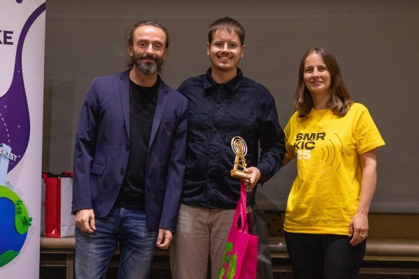 Član žirija Boris Drilo, pobjednik natjecanja Borna Boljkovac i docentica Jelena Božek iz Zavoda za komunikacijske i svemirske tehnologije