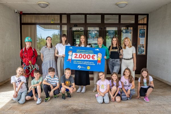 Marina Dijaković, Eva Fućak, učiteljice i učenici OŠ Srdoči
