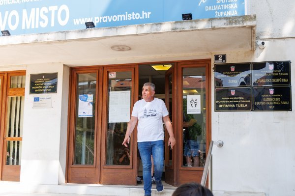 Miro Bulj s kamionima smeća ispred zgrade Splitsko-dalmatinske županije