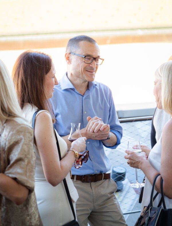 Branka Marijanović, voditeljica Središnje knjižnice FER-a i koordinatorica FERbooka, Vedran Bilas, dekan FER-a, i predsjednica Uprave HT-a Nataša Rapaić na dodjeli tportalove nagrade za najbolji hrvatski roman 