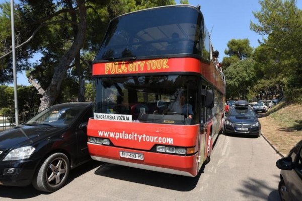 Strani turisti zadovoljni su zanimljivim detaljima o Puli, a i Puležani često kažu kako su tek u ovom busu  prvi put čuli neke zanimljivosti o svom gradu  