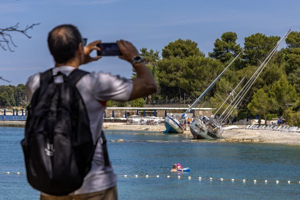 Nasukane jedrilice i gliseri na plaži u Rovinju