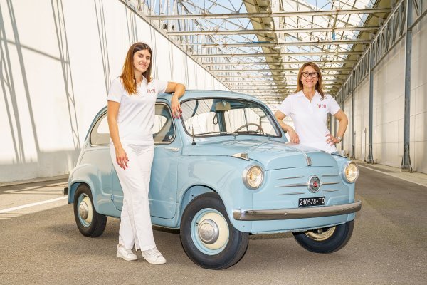 Laura Confalonieri i Valentina Menassi za volanom Fiata 600 iz 1955.
