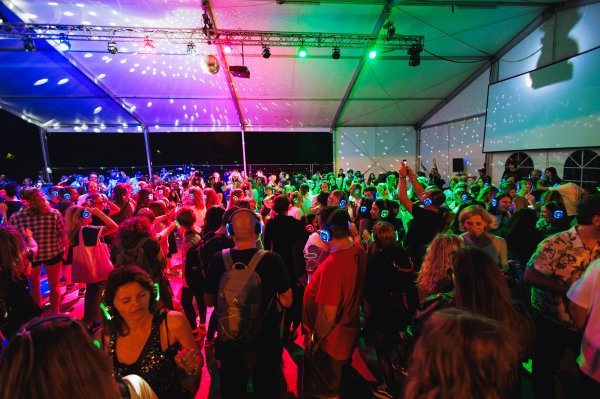 Silent party, večernji program s bežičnim slušalicama, već je godinama omiljeni format za publiku koja želi ostati duže