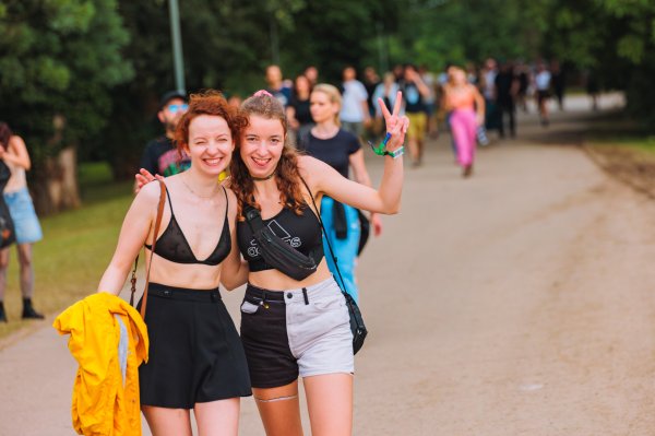 Ulaznice se na ulazu zamjenjuju za festivalske narukvice koje vrijede za jedan ulazak dnevno