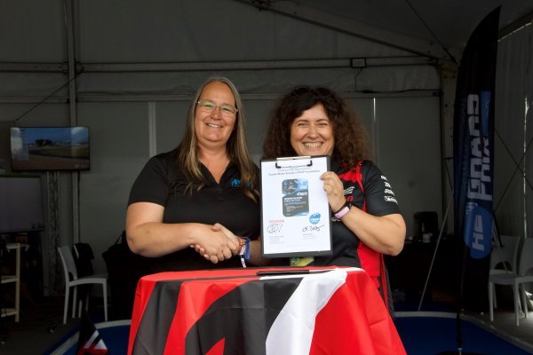 Nicola Weiss, izvršna direktorica Zaklade H2GP i Monica Perez Lobo, potpredsjednica za održivost u Toyota Motor Europe s potpisanim sporazumom o partnerstvu