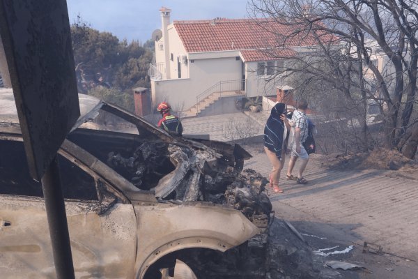 Pisak: Turisti bježe iz apartmana nakon što se požar počeo širiti, u tijeku je evakuacija