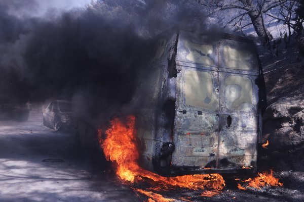 Izgorjeli automobili i kombi