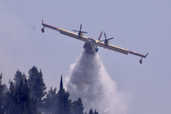 Kanaderi pomažu u gašenju požara