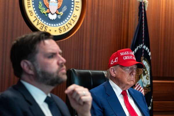 J.D. Vance i Donald Trump u tzv. Sobi za krizne situacije