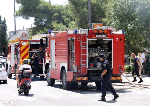 Šibenik: Požar na Baldekinu, gorio odbačeni namještaj