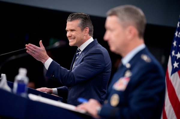Pete Hegseth i Dan Caine u Pentagonu