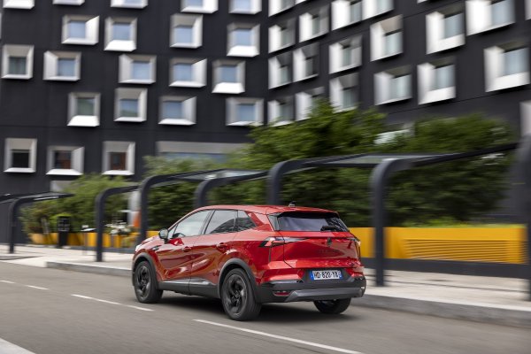 Renault Symbioz full hybrid E-Tech - Esprit Alpine - Flame Red crvena