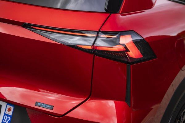 Renault Symbioz full hybrid E-Tech - Esprit Alpine - Flame Red crvena