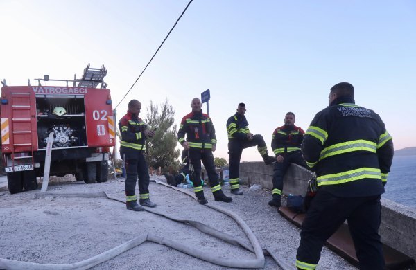 Izbila dva požara kod Trogira: Gori kod pruge, vatrogasci su na terenu
