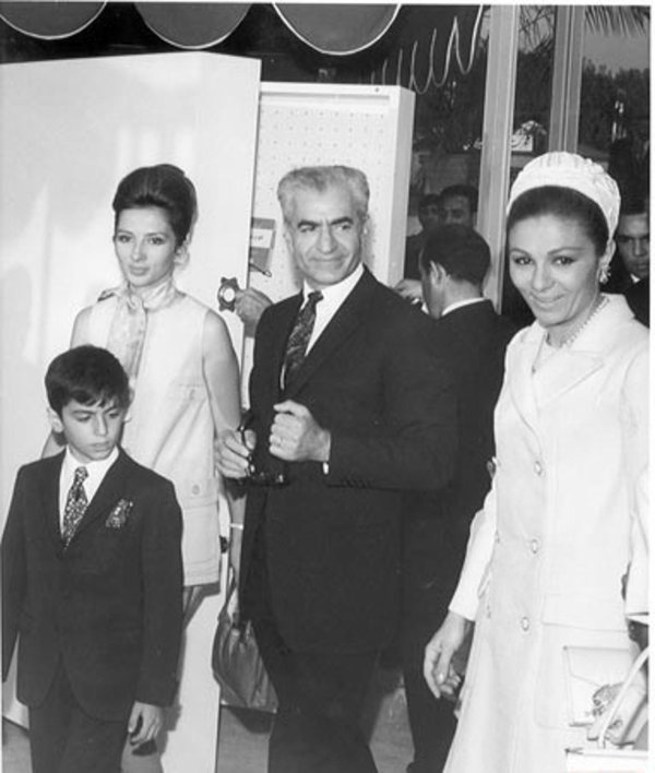 Leila Pahlavi (lijevo)