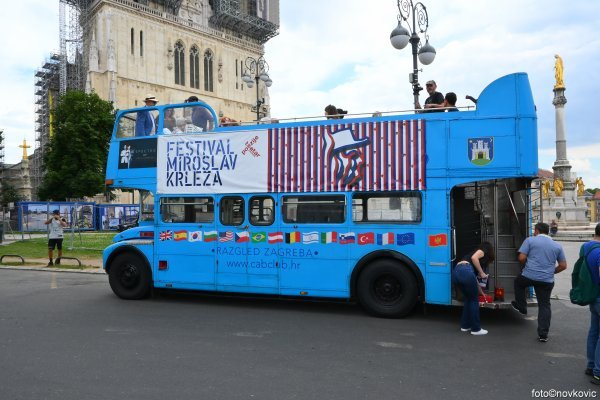 Jedna od posebnosti festivala je i tradicionalna 'šetnja' Krležinim zagrebačkim adresama turističkim autobusom