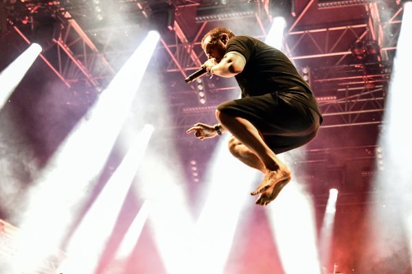 Vitalni Mike Skinner u jednom od pokušaja bosonogog skoka, što po pozornici, što u publiku