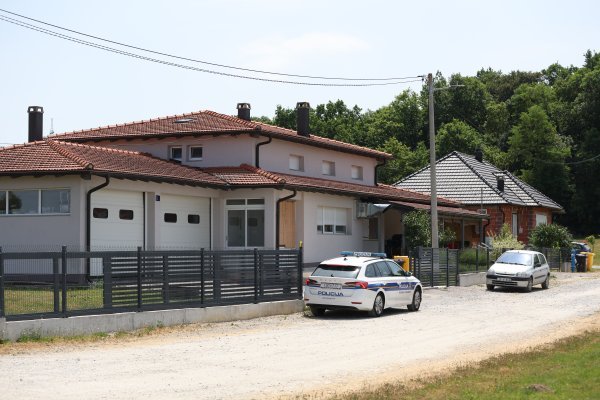 Policija pretražuje kuću osumnjičenog za naručivanje dvostrukog ubojstva