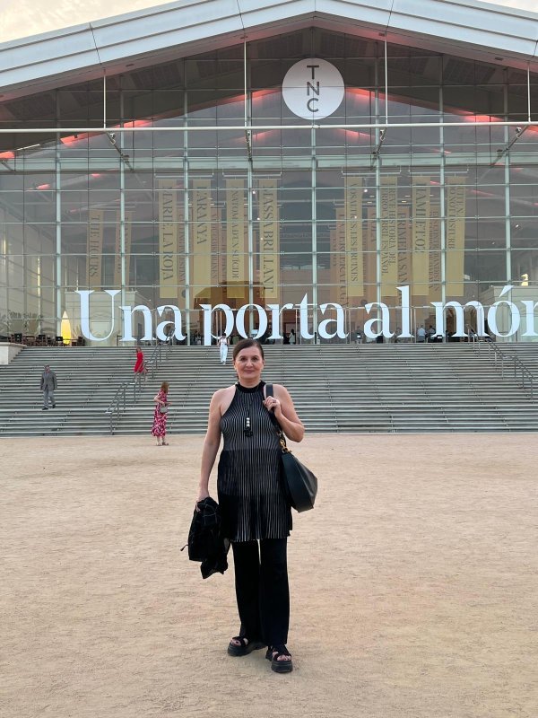 Snježana Abramović Milkovic ispred Nacionalnog kazališta Katalonije Barcelona