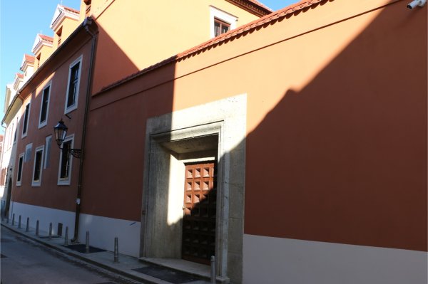 Kamena ulazna vrata projektirao je Drago Ibler 1925. godine