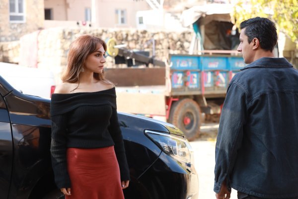 Sahra Şaş kao Nare s Alperom Çankayom kao Šahinom u seriji 'Daleki grad'