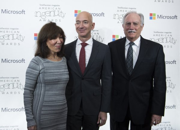 Jeff Bezos s roditeljima Mikeom i Jacklyn