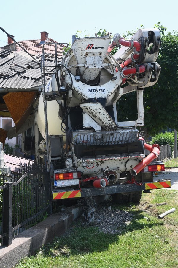 FOTO Kamion miješalica se zabio u kuću u Zagrebu