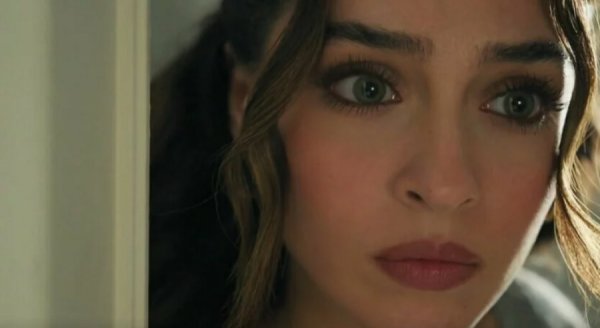 Cemre Baysel kao Leyla