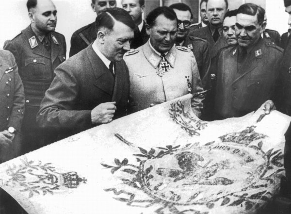Pavelić predaje Hitleru predmete iz zagrebačkih muzeja