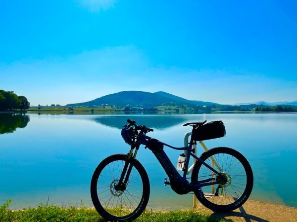 Jezero Sabljaci nalazi se u neposrednoj blizini Ogulina